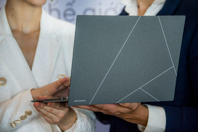 Trên tay ASUS Zenbook S13 OLED và ASUS Vivoook 14X OLED - laptop mỏng nhẹ nhất thế giới