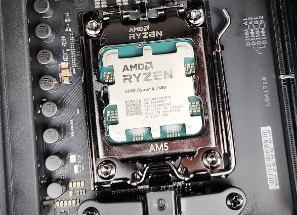 AMD Ryzen 5 7600 và AMD Radeon RX7600XT – combo mới nhất với mức giá dễ tiếp cận nhất hiện tại.